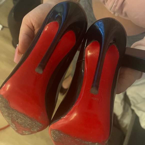 Size 6 authentic LOUBOUTIN red bottoms. - Picture 3 of 6